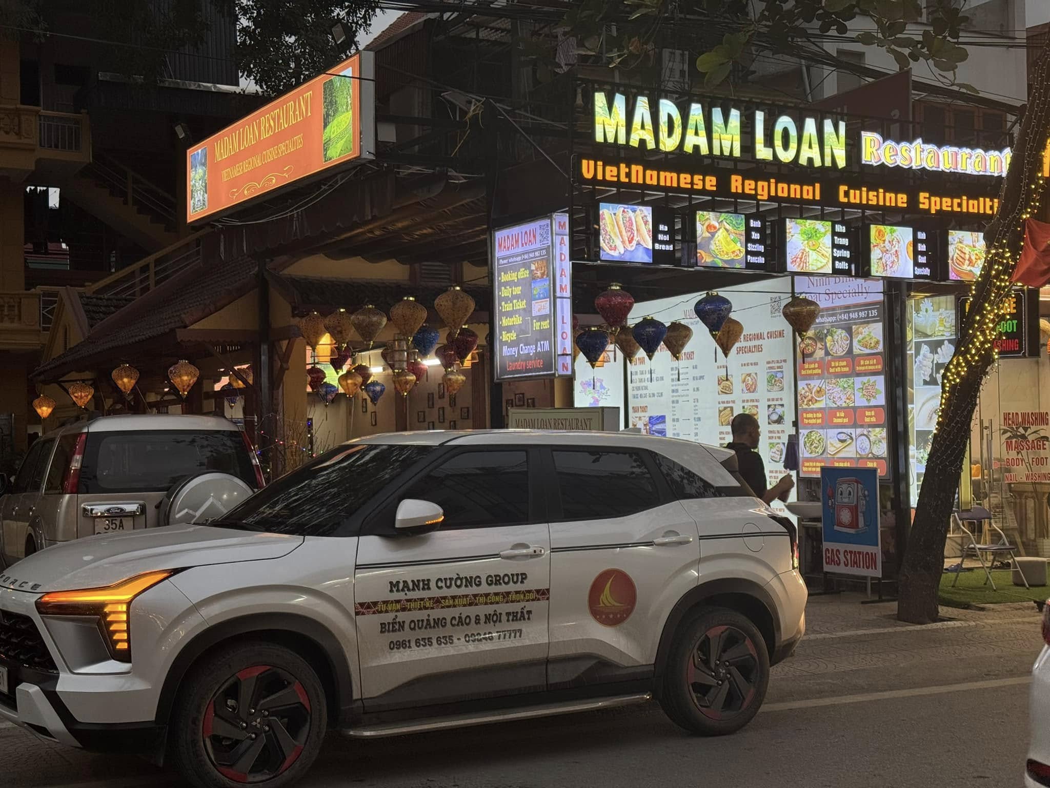 Top mẫu làm biển hiệu công ty Hoa Lư Ninh Bình đẹp và ấn tượng 3 Biển hiệu logo chữ nổi kết hợp mặt dựng kính