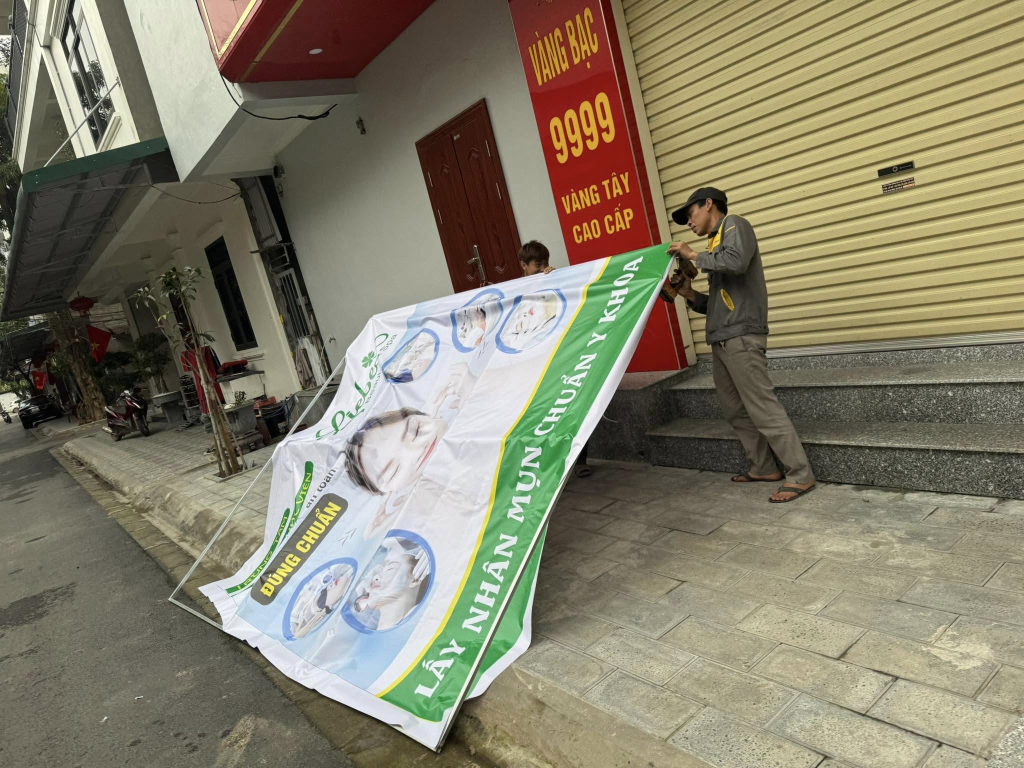 Biển bạt,hiflex, pano và áp phích thường được sử dụng cho quảng cáo ngoài trời