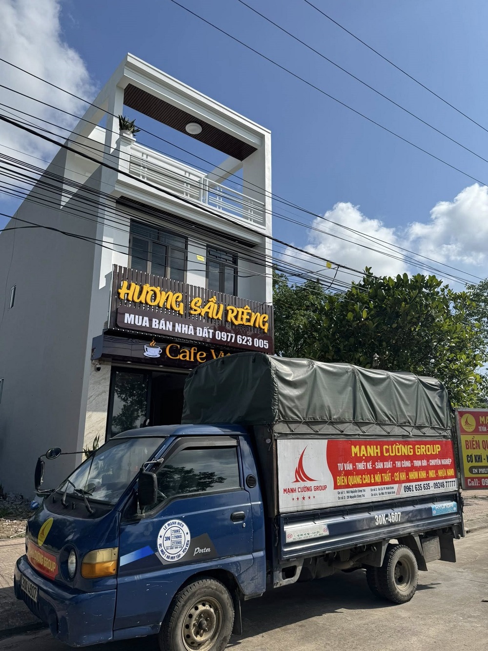 Xu hướng thiết kế biển quảng cáo Ninh Bình nổi bật cả ngày lẫn đêm 2 Thiết kế biển quảng cáo nổi bật giúp cửa hàng thu hút khách hàng ngay từ ánh nhìn đầu tiên.