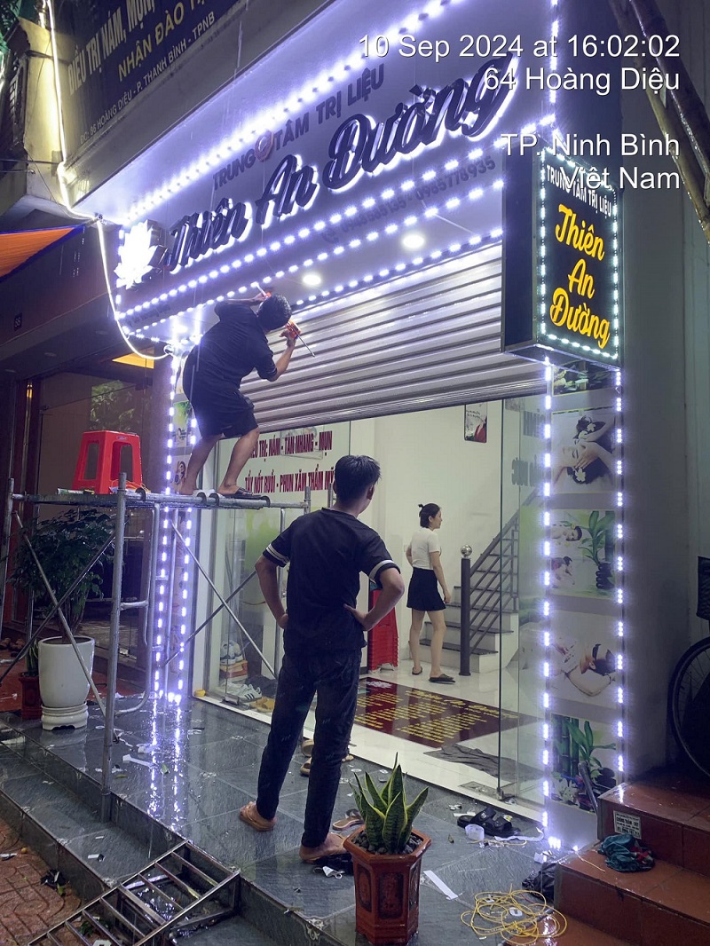 Top mẫu bảng hiệu led ma trận Hoa Lư Ninh Bình đẹp và ấn tượng 2026 4 bảng hiệu led ma trận Hoa Lư Ninh Bình treo cửa hàng đang được nhiều hộ kinh doanh lựa chọn
