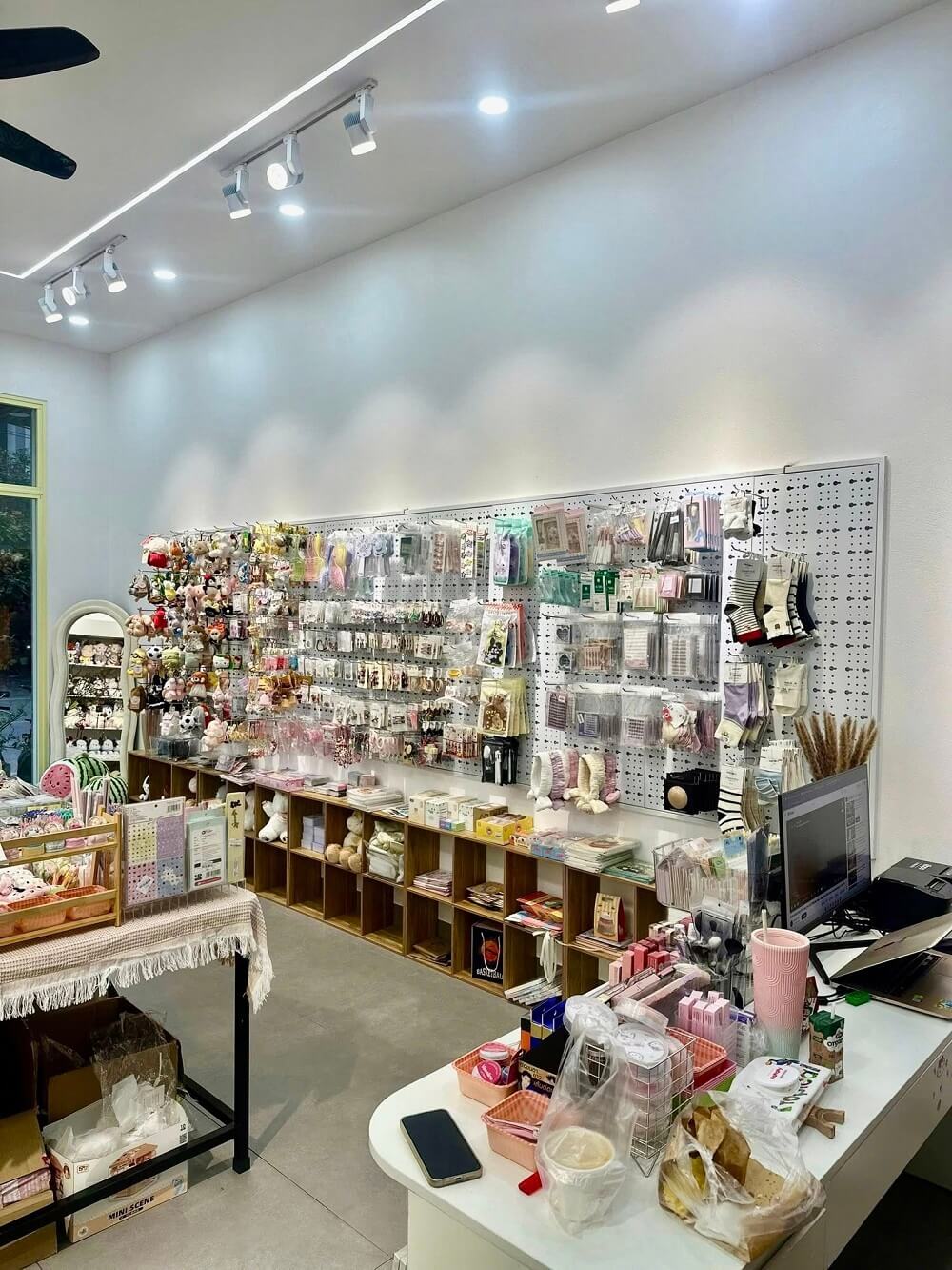 Thiết kế showroom mỹ phẩm Ninh Bình đẹp, hiện đại thu hút khách hàng 3 624840584 1597862131535569 8384779927237111875 n 1