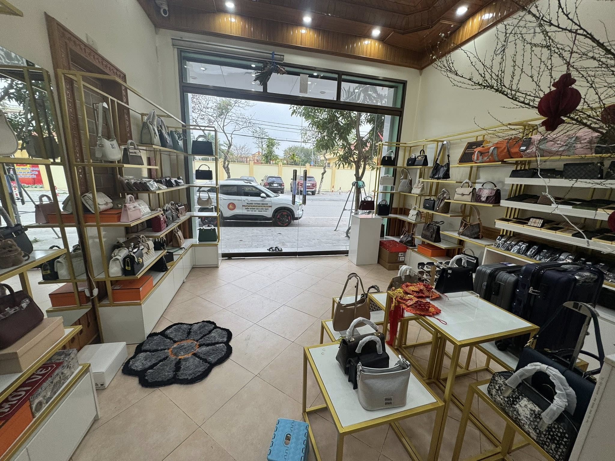 nội thất showroom Ninh Bình