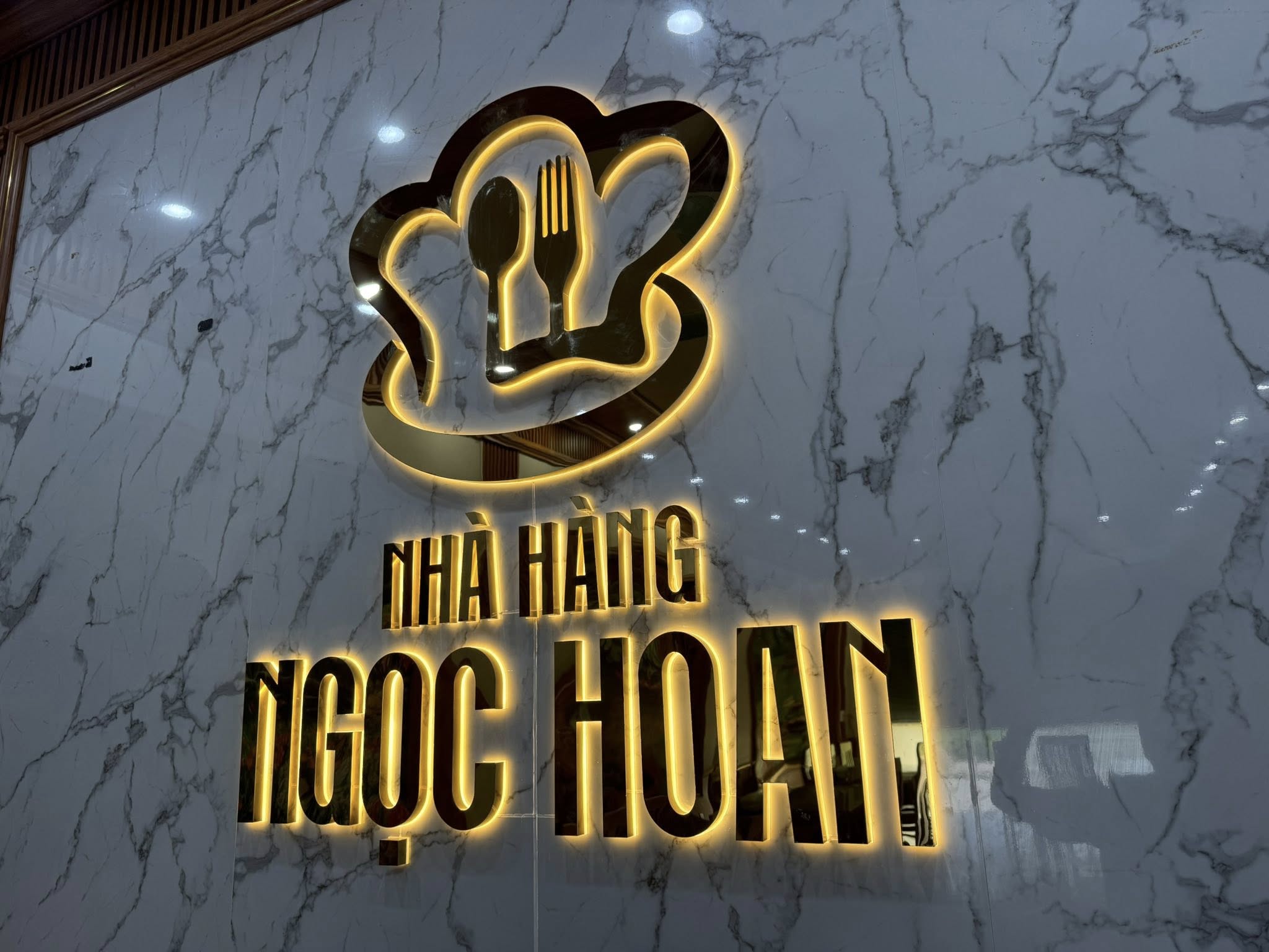 Biển LED hắt chân (halo) – sang trọng và tinh tế