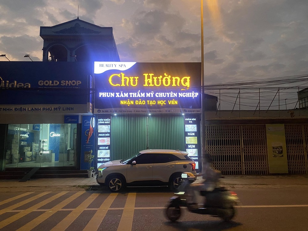 Làm biển quảng cáo đẹp Ninh Bình – Bí quyết giúp cửa hàng nổi bật và hút khách 5 Biển mica mang phong cách hiện đại, bề mặt sáng bóng