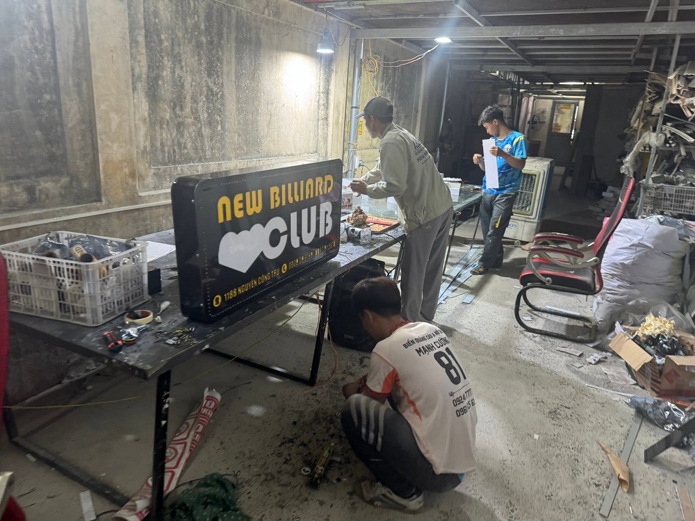 Mạnh Cường Group sở hữu đội ngũ kỹ thuật viên làm biển quảng cáo chuyên nghiệp giàu kinh nghiệm 
