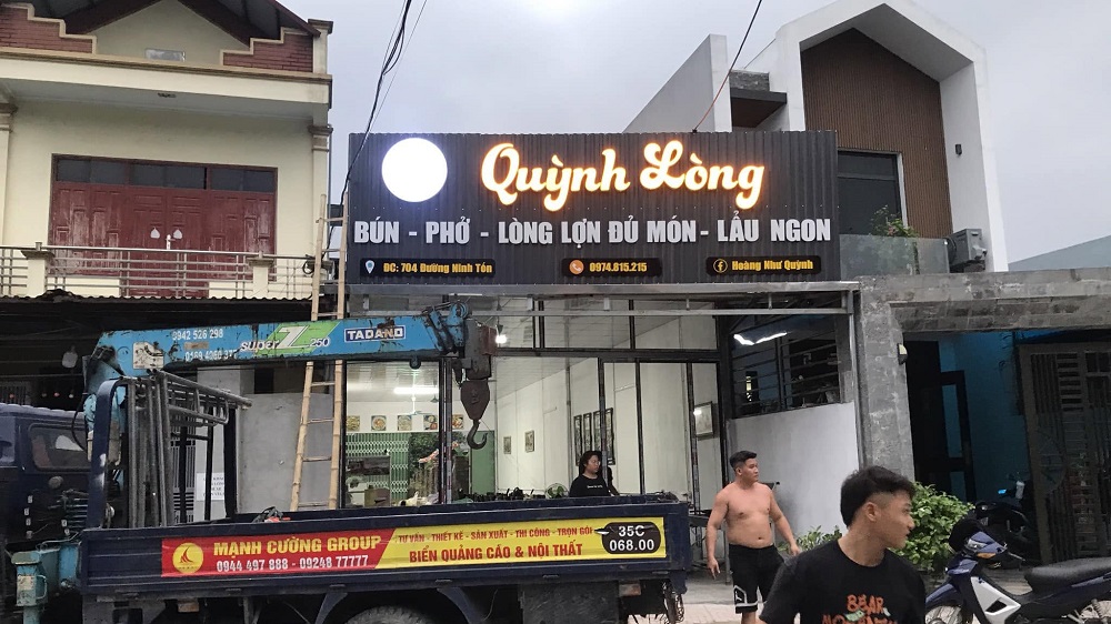 Công ty thi công biển quảng cáo Ninh Bình uy tín nhất 2026 5 Mạnh Cường Group thi công biển hiệu Alu, Mica chữ nổi cho khách hàng tại Ninh Bình