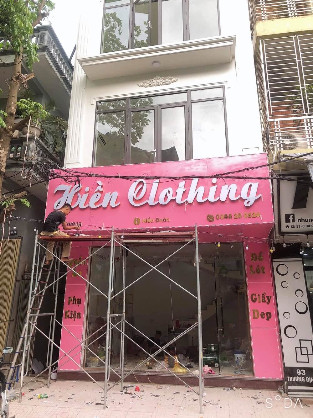 Làm biển quảng cáo Kim Sơn: Nên chọn chất liệu nào để sử dụng lâu dài? 2 Làm biển quảng cáo Kim Sơn bằng chất liệu alu chữ nổi cho khách