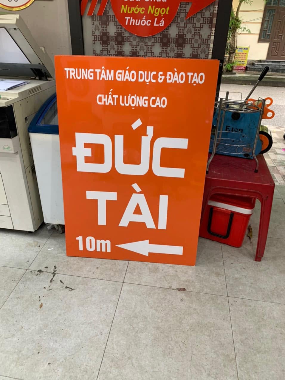 Làm biển vẫy Ninh Bình: Nên chọn biển mica, alu hay hộp đèn?