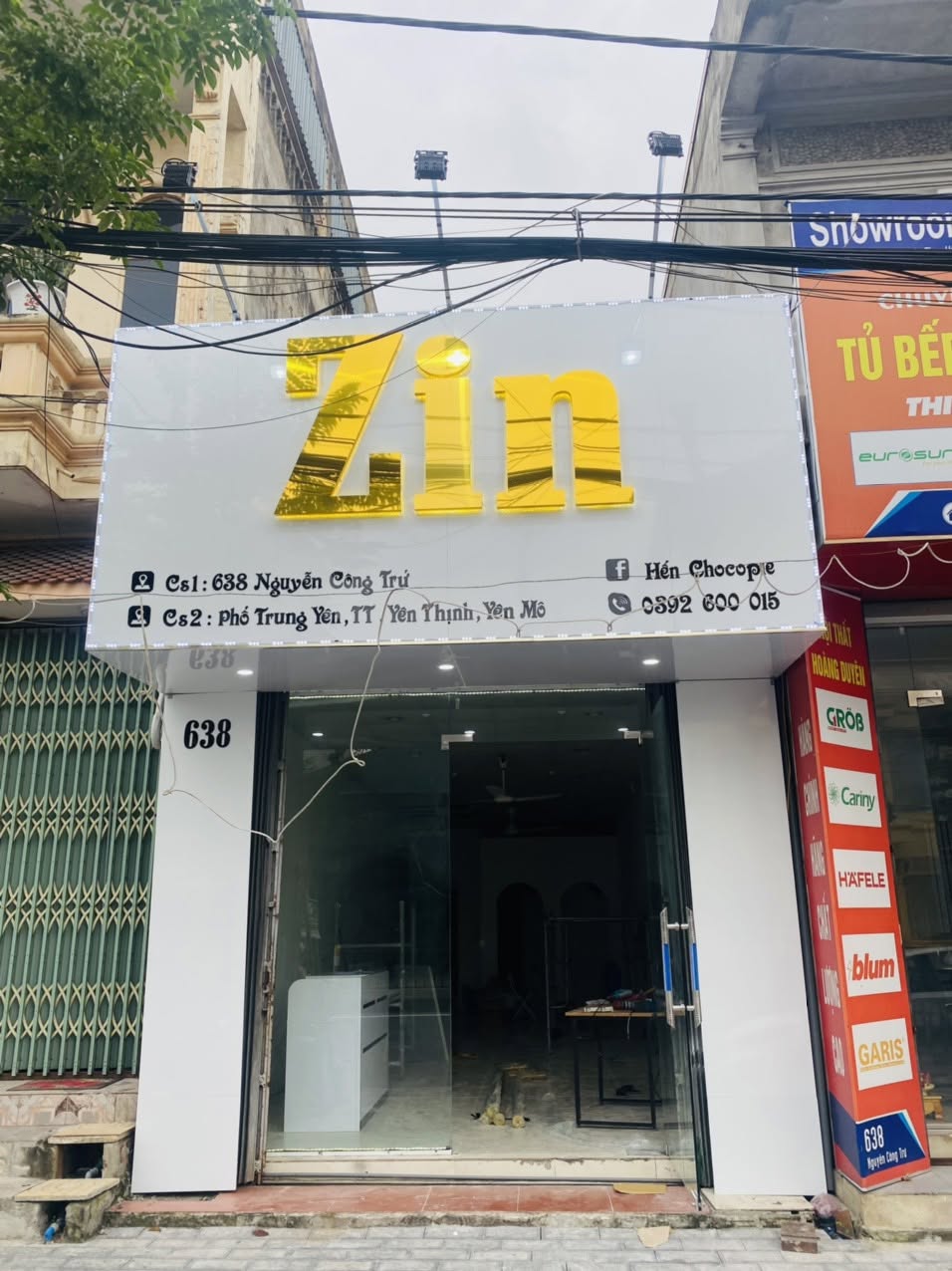 L àm biển quảng cáo cửa hàng mỹ phẩm Ninh Bình sử dụng cần đèn pha LED chiếu sáng mặt biển hiệu chữ nổi inox gương vàng sang trọng.