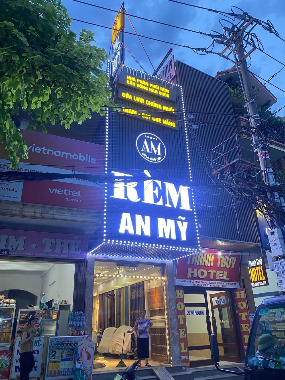 Làm biển quảng cáo Tam Điệp: Những tiêu chí giúp chọn đúng mẫu biển cho từng cửa hàng 2 Việc lựa chọn đúng mẫu biển quảng cáo sẽ mang lại rất nhiều lợi ích cho cửa hàng của bạn