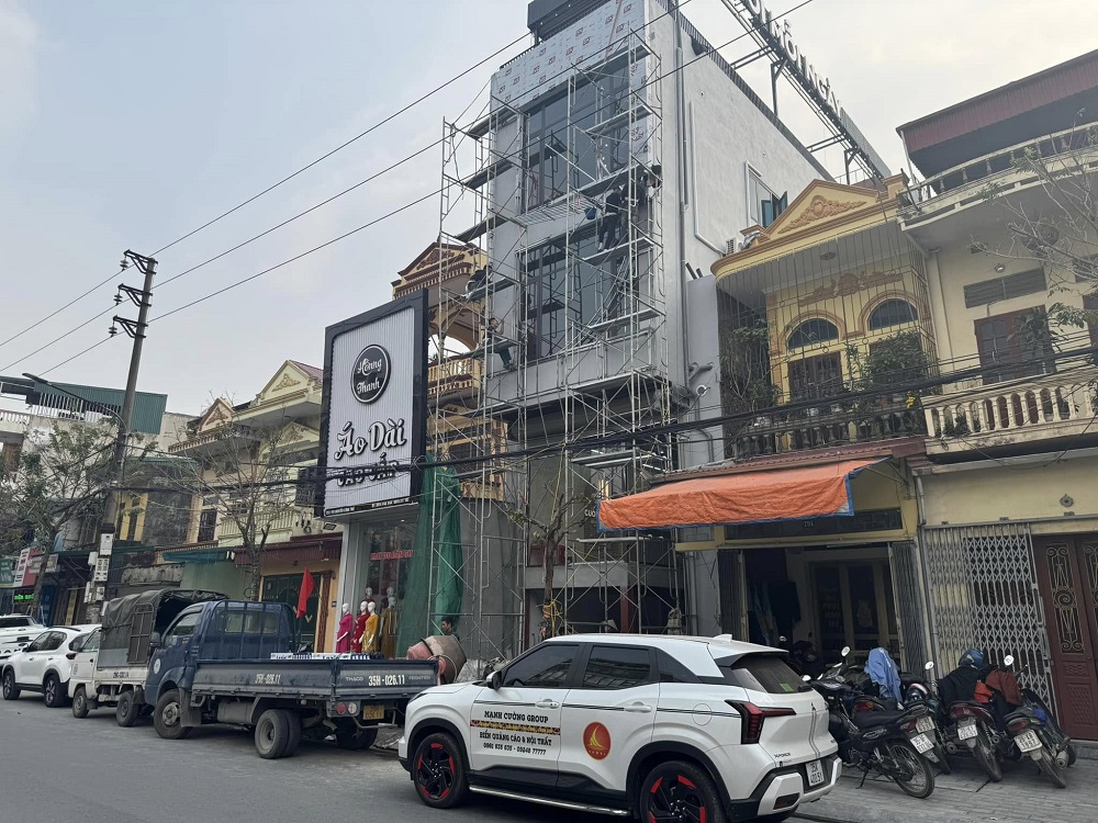 Thi công lắp đặt biển quảng cáo trên cao bằng giàn giáo sẽ phát sinh thêm chi phí lắp đặt