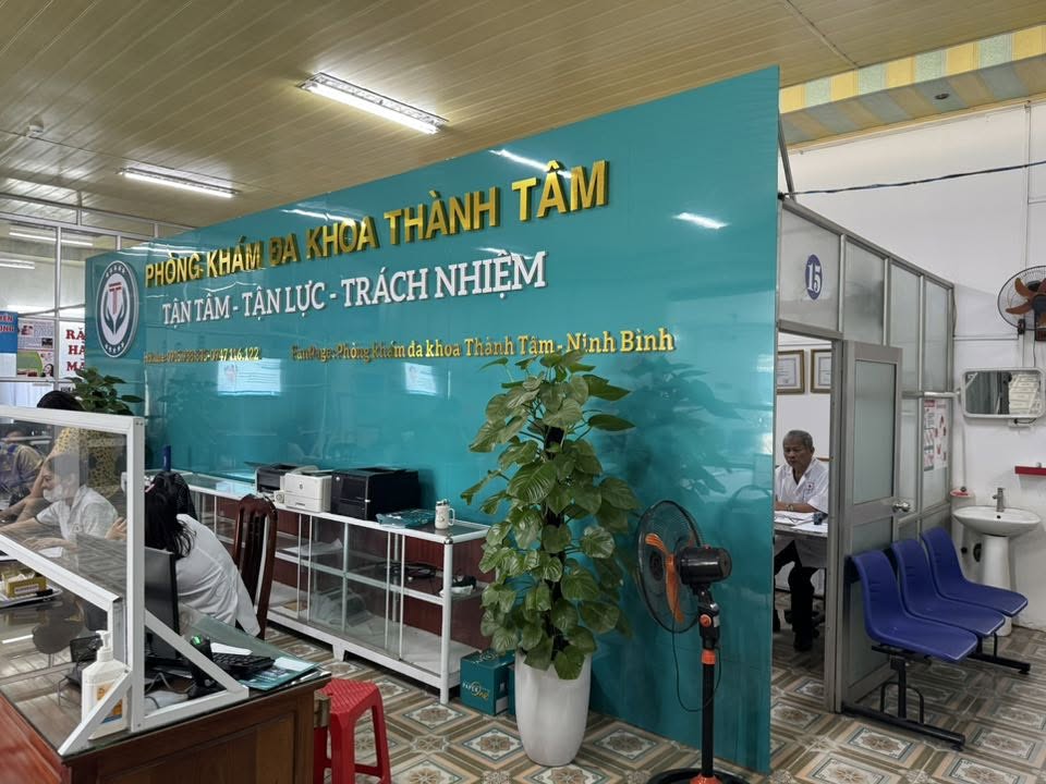Thi công biển quảng cáo phòng khám Ninh Bình: Nên chọn mica, alu hay inox? 2 Mạnh Cường Group thực hiện thi công biển quảng cáo phòng khám Ninh Bình