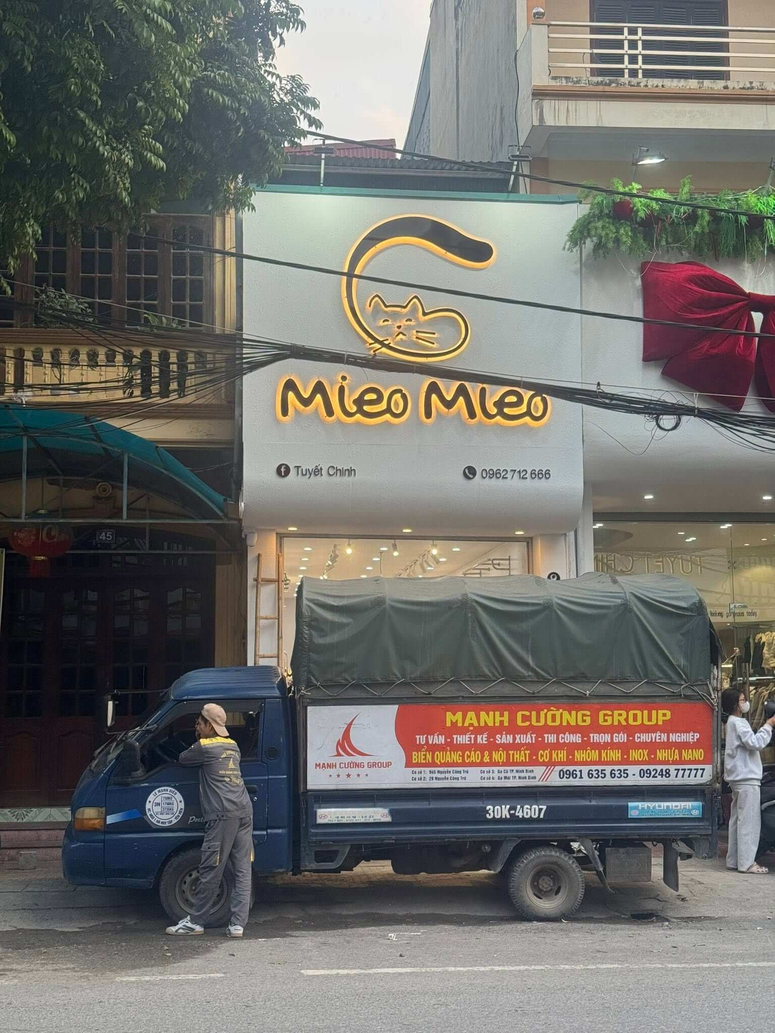 Mạnh Cường Group hoàn thiện biển quảng cáo cửa hàng quần áo cho khách