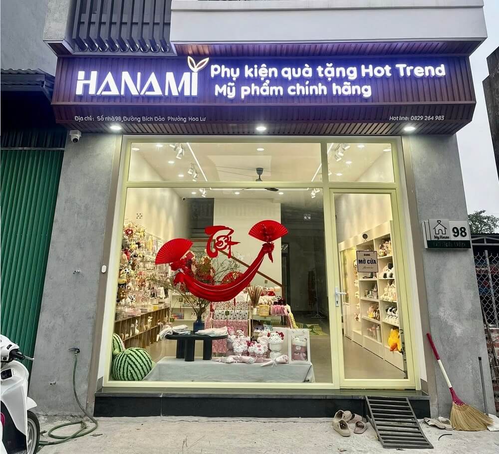 Sự kết hợp hoàn hảo giữa chữ nổi mica sáng đèn và nền lam gỗ hiện đại cho shop mỹ phẩm.