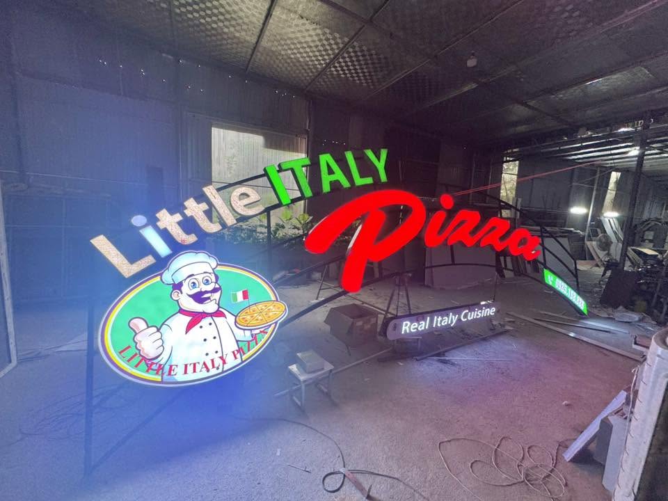 So sánh biển Neon Sign Ninh Bình với biển hộp đèn: Đâu là lựa chọn phù hợp? 1 Mẫu biển Neon Sign Ninh Bình kết hợp LED Neon Flex với logo hộp đèn và chữ nổi giúp mặt tiền cửa hàng nổi bật cả ban ngày lẫn ban đêm.