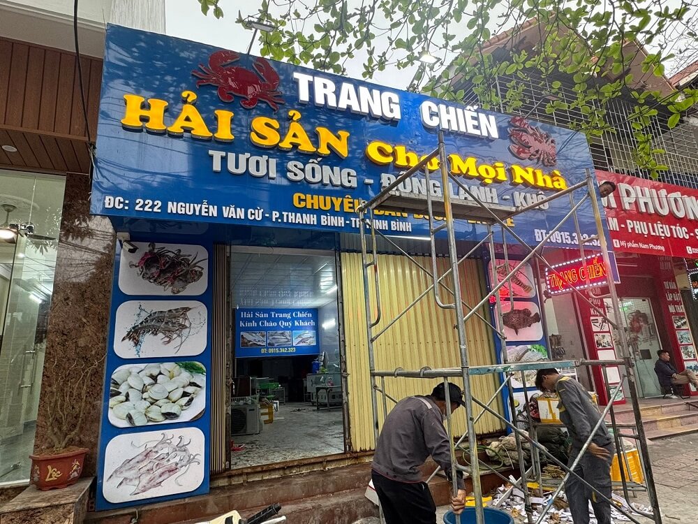 Kinh nghiệm làm biển quảng cáo cửa hàng thực phẩm sạch Ninh Bình thu hút khách 3 Làm biển quảng cáo cửa hàng thực phẩm sạch Ninh Bình cần quan tâm đến nhiều yếu tố từ thiết kế đến chất liệu và vị trí lắp đặt.