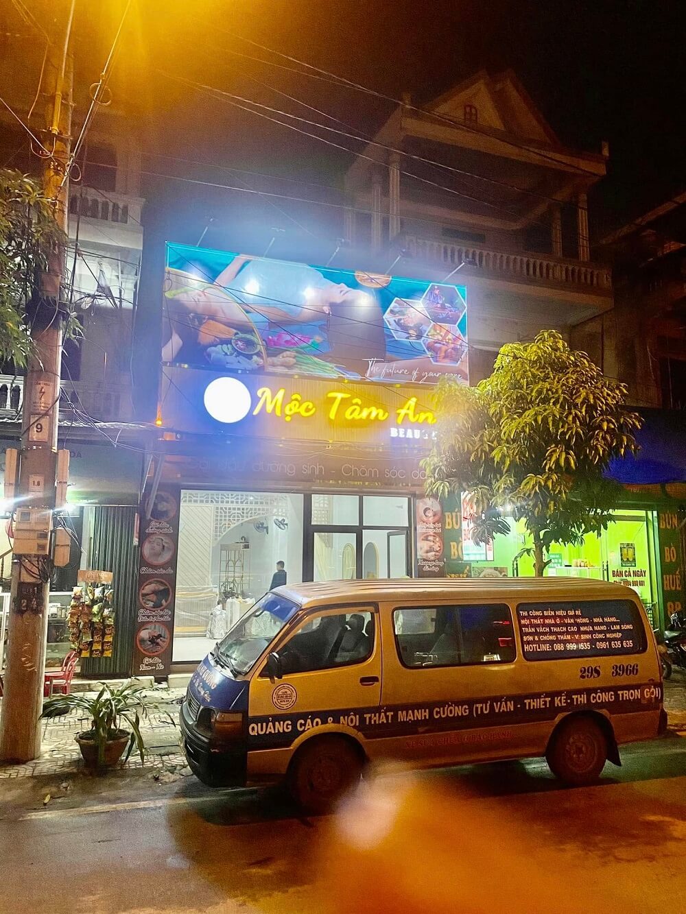 Kinh nghiệm làm biển quảng cáo Yên Mô phù hợp với từng ngành nghề 1 Làm biển quảng cáo Yên Mô không chỉ giúp cửa hàng dễ dàng thu hút khách hàng mà còn góp phần xây dựng hình ảnh thương hiệu chuyên nghiệp